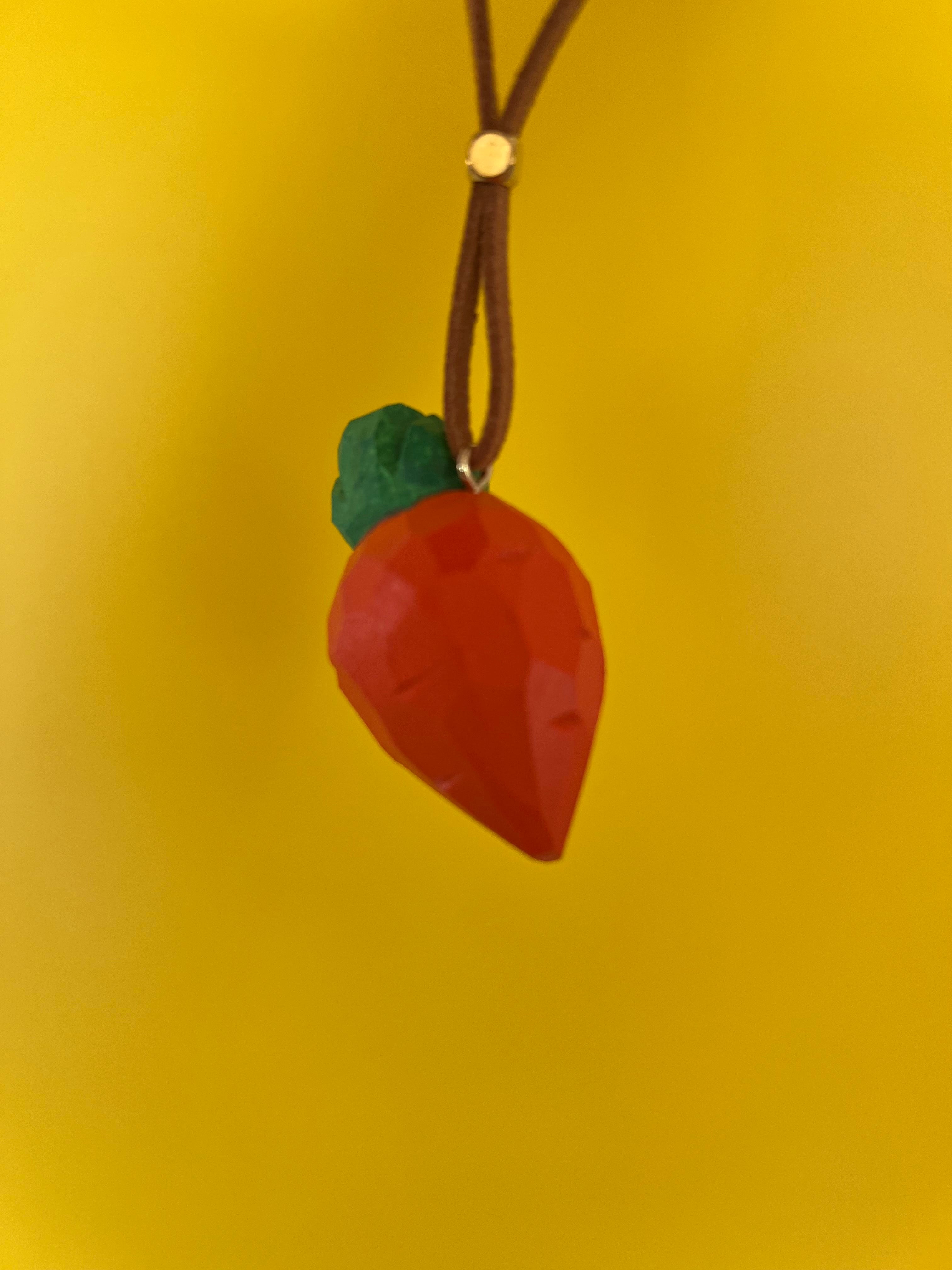 Handmade Wooden Carrot Car Charm – Quirky Vegetable Pendant for Rearview Mirror, Cute Gift Decoration