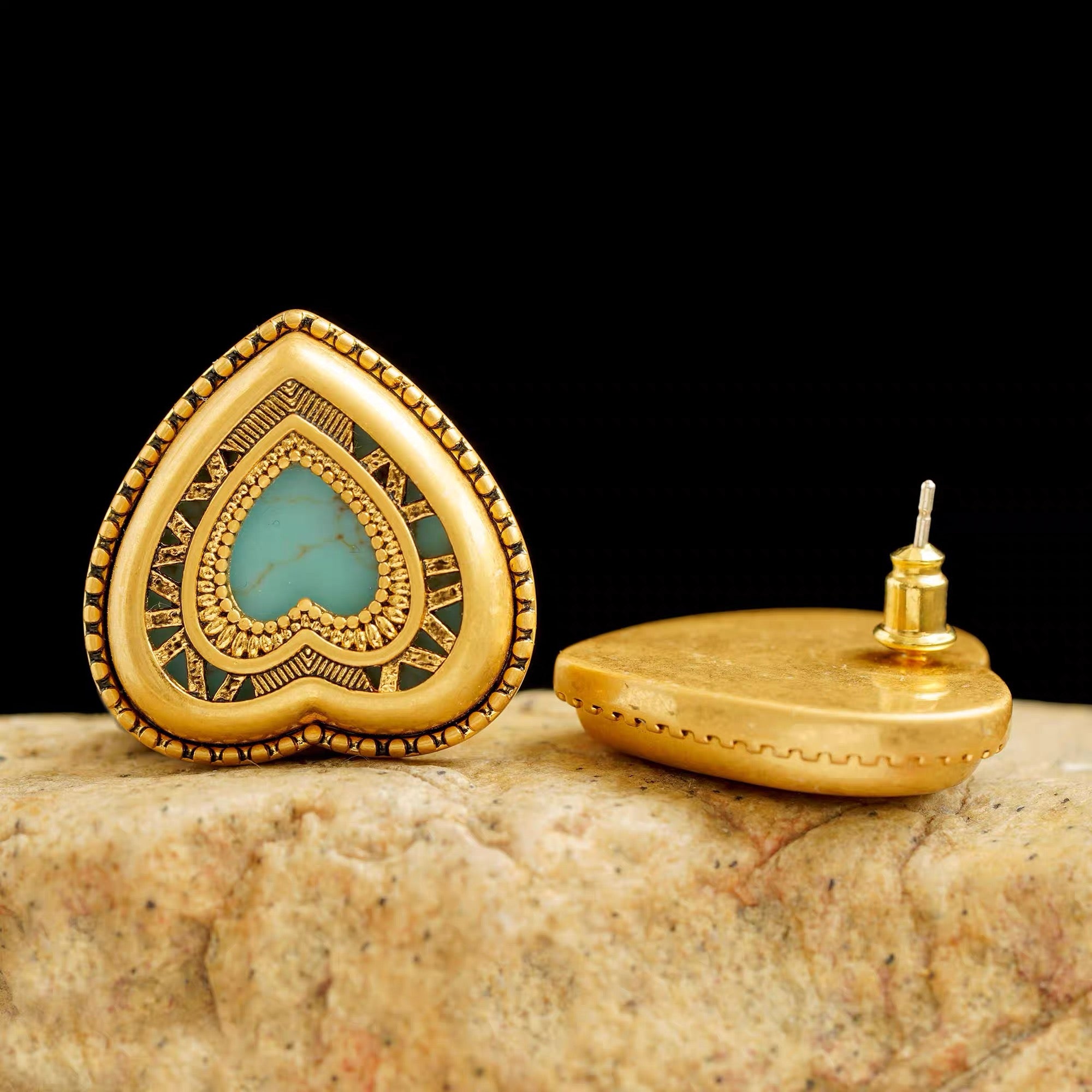 Vintage Heart-Shaped Stud Earrings – Natural Stone &amp; Antique Gold