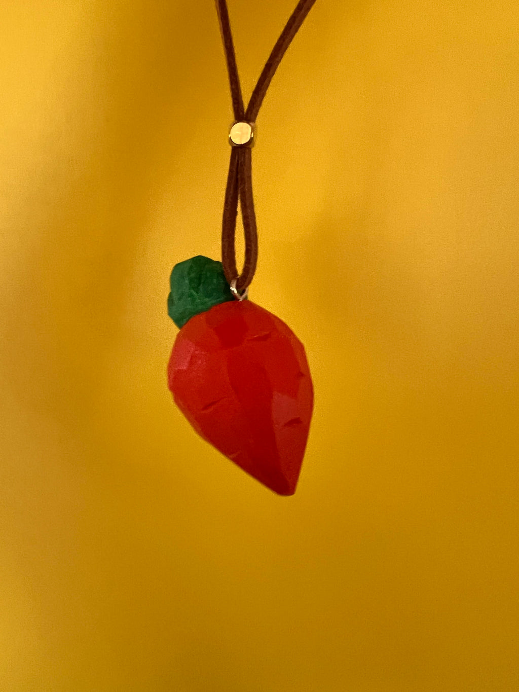 Handmade Wooden Carrot Car Charm – Quirky Vegetable Pendant for Rearview Mirror, Cute Gift Decoration