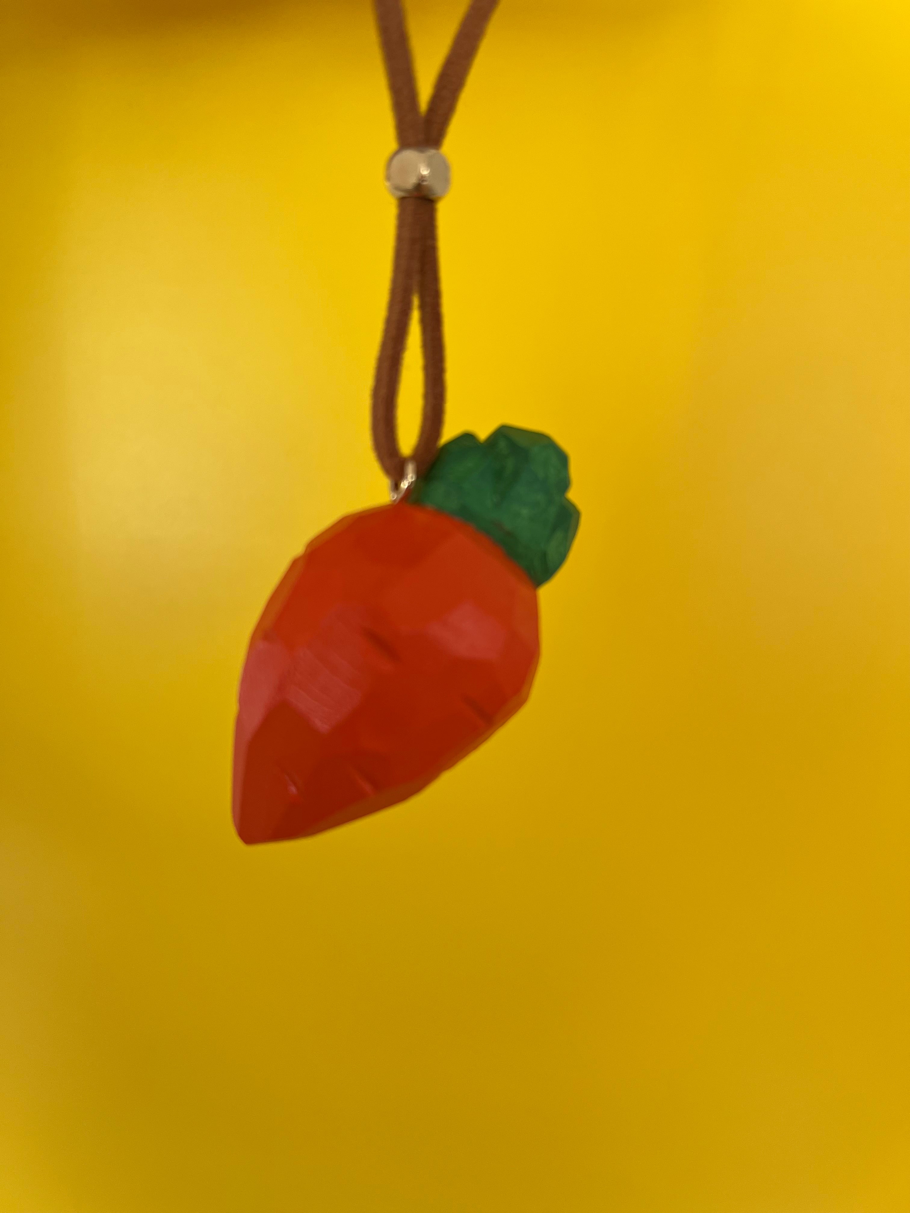 Handmade Wooden Carrot Car Charm – Quirky Vegetable Pendant for Rearview Mirror, Cute Gift Decoration